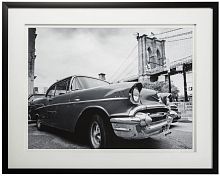 постер с паспарту в раме vintage car parked by city bridge в Калуге